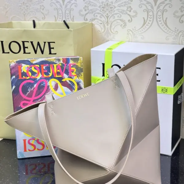 Loewe-羅意威 沙色中號亮面牛皮革 Puzzle Fold 購物袋