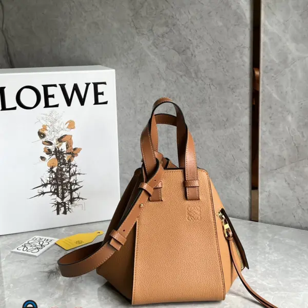 Loewe-羅意威 Hammock 系列 太妃糖色小號柔軟粒面牛皮革肩背包