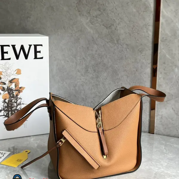 Loewe-羅意威 Hammock 系列 太妃糖色小號柔軟粒面牛皮革肩背包