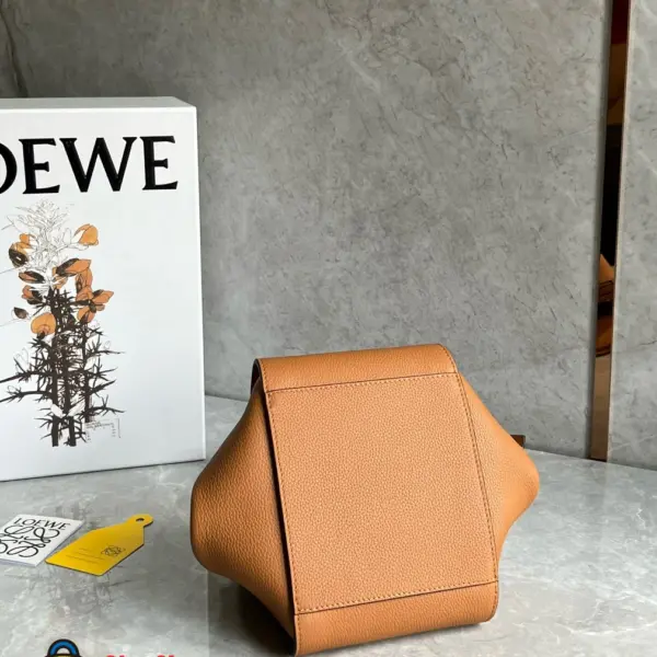 Loewe-羅意威 Hammock 系列 太妃糖色小號柔軟粒面牛皮革肩背包