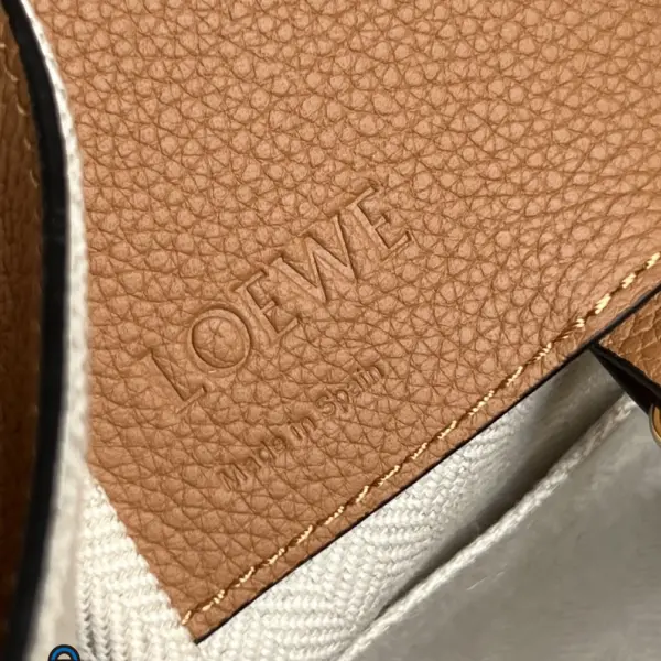 Loewe-羅意威 Hammock 系列 太妃糖色小號柔軟粒面牛皮革肩背包