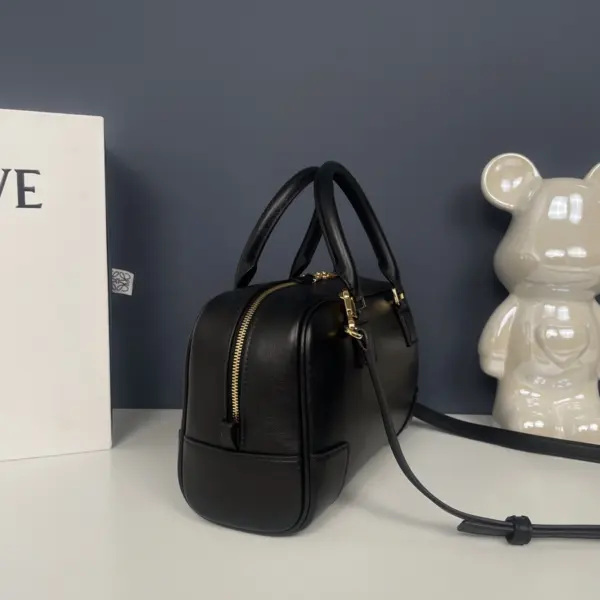 Loewe-羅意威 黑色納帕牛皮革 Amazona 28 手拿包
