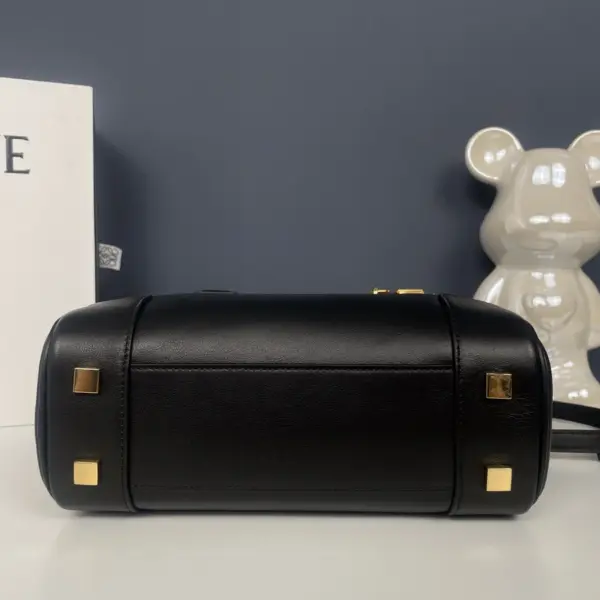 Loewe-羅意威 黑色納帕牛皮革 Amazona 28 手拿包
