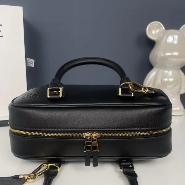 Loewe-羅意威 黑色納帕牛皮革 Amazona 28 手拿包
