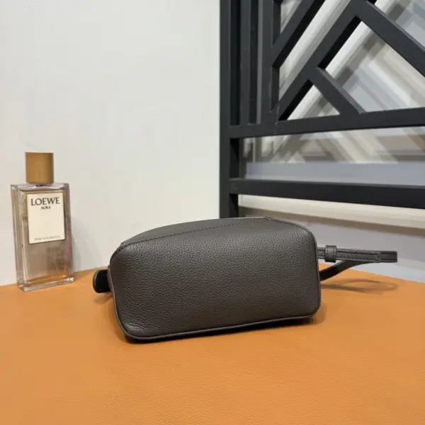 Loewe-羅意威 深灰色小號柔軟粒面牛皮革 Puzzle 肩背包