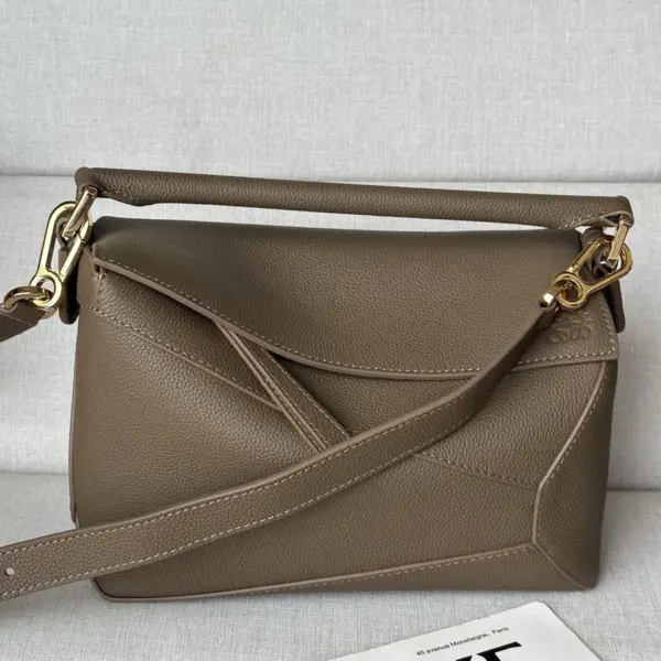 Loewe-羅意威 苔原綠大號柔軟粒面牛皮革 Puzzle 肩背包