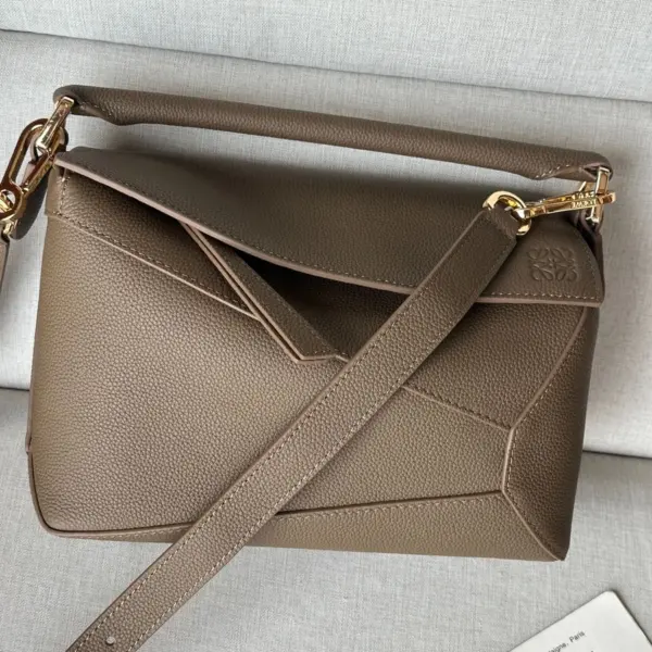 Loewe-羅意威 苔原綠大號柔軟粒面牛皮革 Puzzle 肩背包