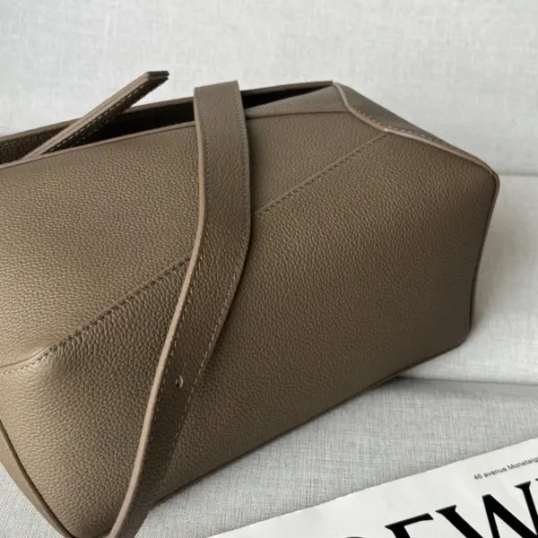 Loewe-羅意威 苔原綠大號柔軟粒面牛皮革 Puzzle 肩背包
