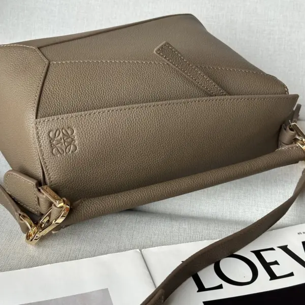 Loewe-羅意威 苔原綠大號柔軟粒面牛皮革 Puzzle 肩背包