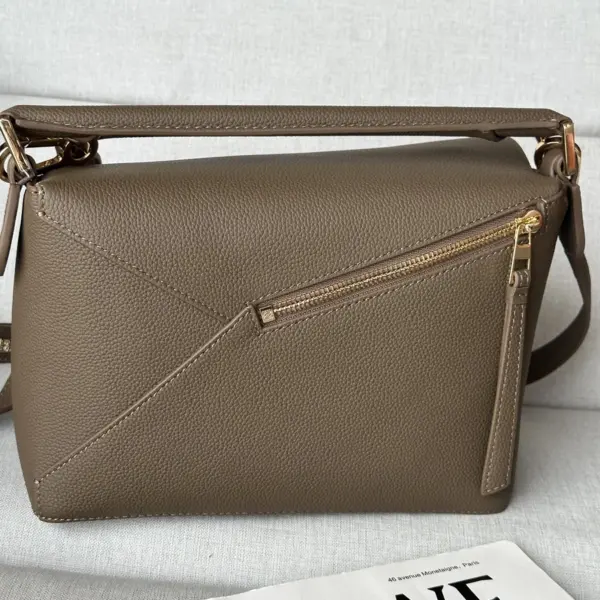 Loewe-羅意威 苔原綠大號柔軟粒面牛皮革 Puzzle 肩背包