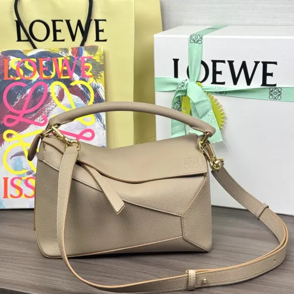 Loewe-羅意威 沙色中號柔軟粒面牛皮革 Puzzle 肩背包