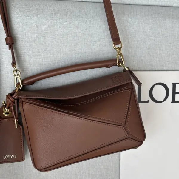 Loewe-羅意威 山核桃色迷你納帕羊皮革 Featherlight Puzzle 肩背包