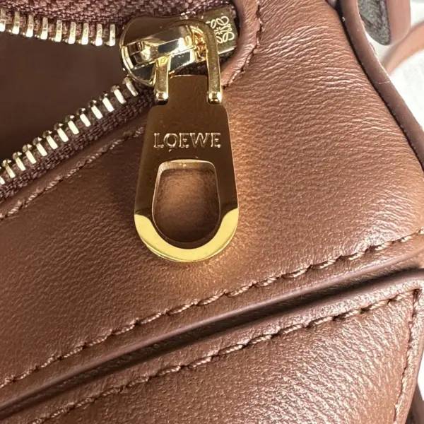 Loewe-羅意威 山核桃色迷你納帕羊皮革 Featherlight Puzzle 肩背包