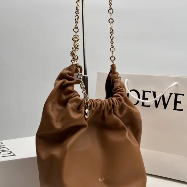 Loewe-羅意威 橡木棕中號柔軟納帕羊皮革 Squeeze 肩背包