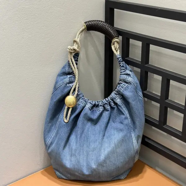 Loewe-羅意威 淺藍色中號水洗丹寧 Squeeze 肩背包