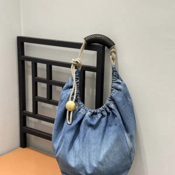 Loewe-羅意威 淺藍色中號水洗丹寧 Squeeze 肩背包