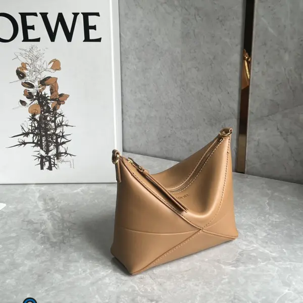 Loewe-羅意威 Puzzle Fold 系列 暖沙黃色亮面納帕牛皮革手拿包