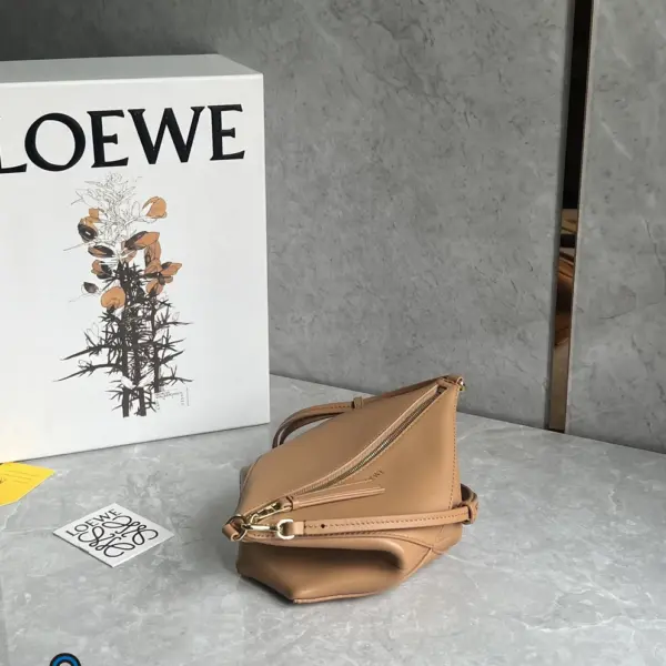 Loewe-羅意威 Puzzle Fold 系列 暖沙黃色亮面納帕牛皮革手拿包