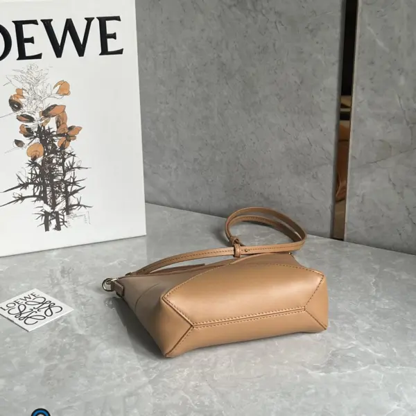 Loewe-羅意威 Puzzle Fold 系列 暖沙黃色亮面納帕牛皮革手拿包