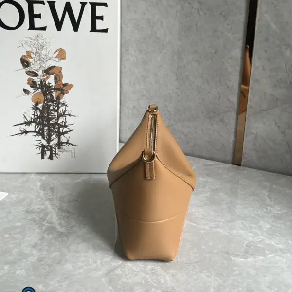 Loewe-羅意威 Puzzle Fold 系列 暖沙黃色亮面納帕牛皮革手拿包