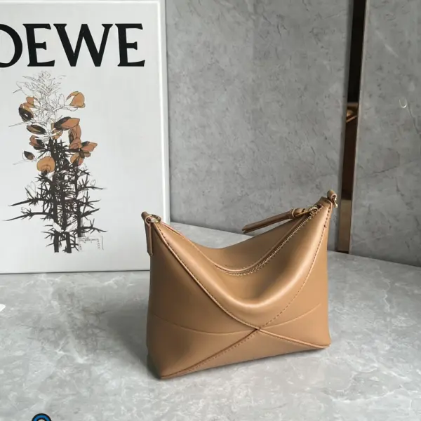 Loewe-羅意威 Puzzle Fold 系列 暖沙黃色亮面納帕牛皮革手拿包