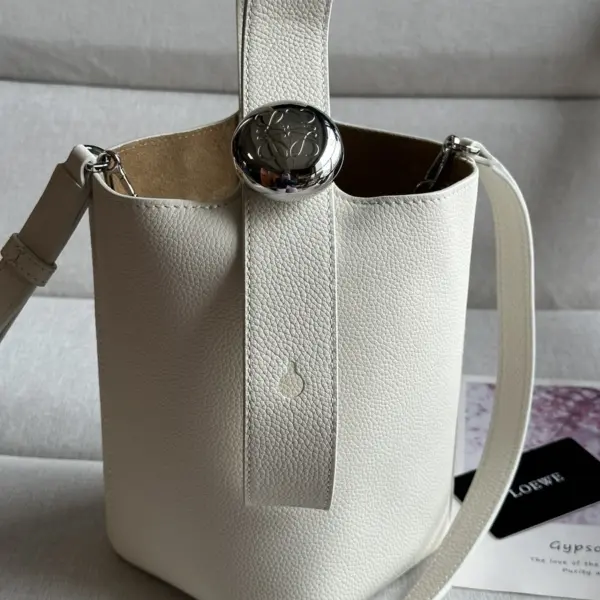 Loewe-羅意威 Pebble Bucket 系列 柔白色迷你柔軟粒面牛皮革斜挎水桶手袋 11 Loewe-羅意威 Pebble Bucket 系列 柔白色迷你柔軟粒面牛皮革斜挎水桶手袋