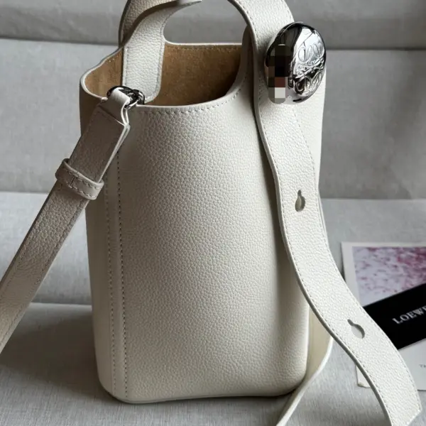 Loewe-羅意威 Pebble Bucket 系列 柔白色迷你柔軟粒面牛皮革斜挎水桶手袋 12 Loewe-羅意威 Pebble Bucket 系列 柔白色迷你柔軟粒面牛皮革斜挎水桶手袋