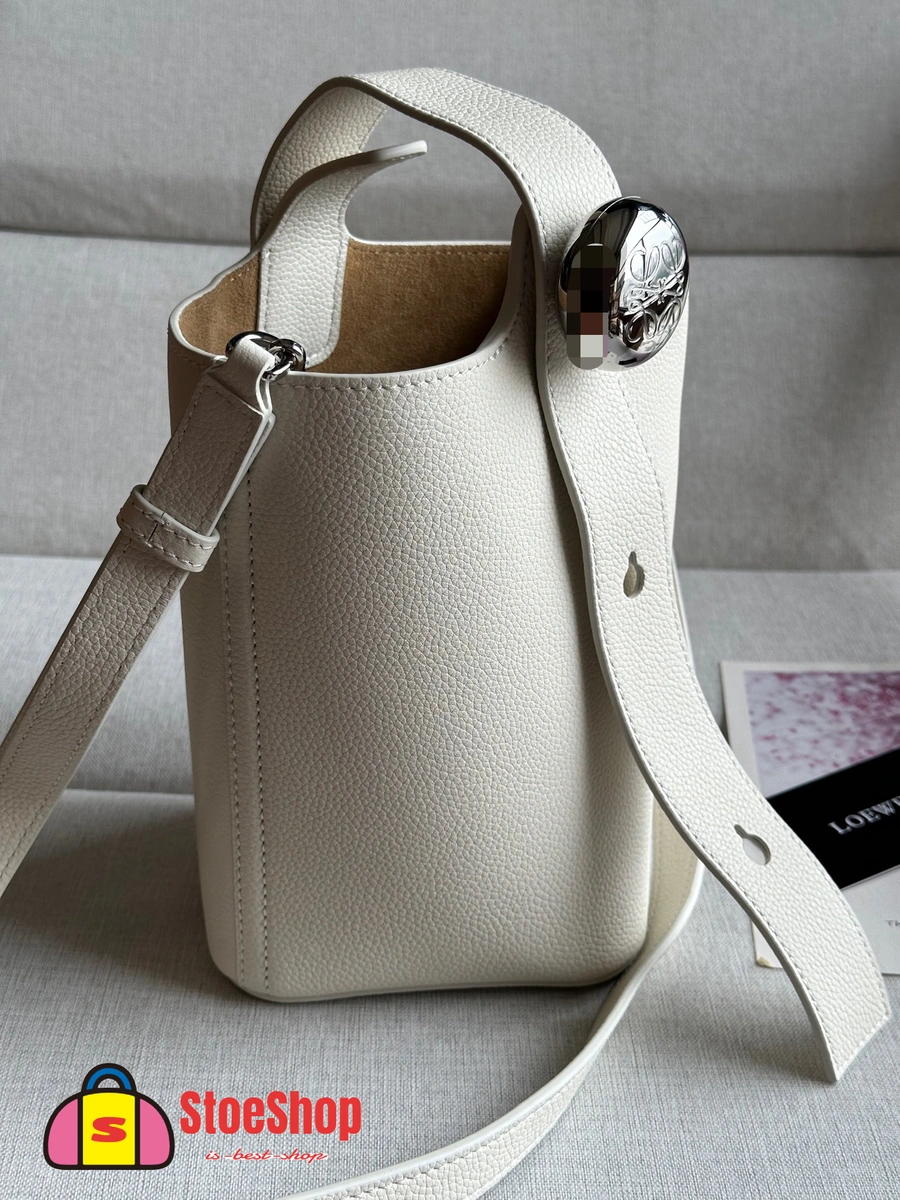 Loewe-羅意威 Pebble Bucket 系列 柔白色迷你柔軟粒面牛皮革斜挎水桶手袋 3 Loewe-羅意威 Pebble Bucket 系列 柔白色迷你柔軟粒面牛皮革斜挎水桶手袋