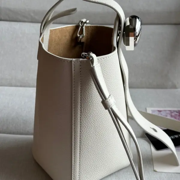 Loewe-羅意威 Pebble Bucket 系列 柔白色迷你柔軟粒面牛皮革斜挎水桶手袋 13 Loewe-羅意威 Pebble Bucket 系列 柔白色迷你柔軟粒面牛皮革斜挎水桶手袋