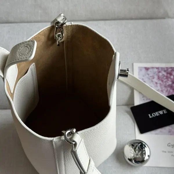 Loewe-羅意威 Pebble Bucket 系列 柔白色迷你柔軟粒面牛皮革斜挎水桶手袋 14 Loewe-羅意威 Pebble Bucket 系列 柔白色迷你柔軟粒面牛皮革斜挎水桶手袋