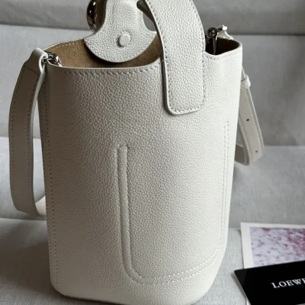 Loewe-羅意威 Pebble Bucket 系列 柔白色迷你柔軟粒面牛皮革斜挎水桶手袋 15 Loewe-羅意威 Pebble Bucket 系列 柔白色迷你柔軟粒面牛皮革斜挎水桶手袋