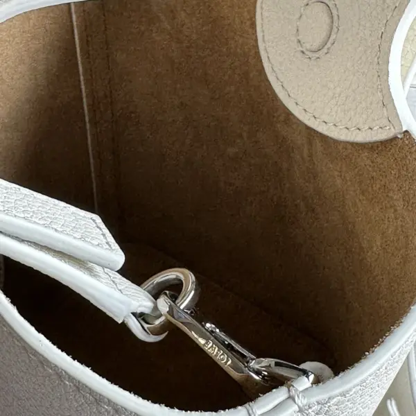 Loewe-羅意威 Pebble Bucket 系列 柔白色迷你柔軟粒面牛皮革斜挎水桶手袋 16 Loewe-羅意威 Pebble Bucket 系列 柔白色迷你柔軟粒面牛皮革斜挎水桶手袋