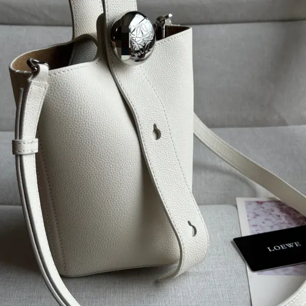 Loewe-羅意威 Pebble Bucket 系列 柔白色迷你柔軟粒面牛皮革斜挎水桶手袋 17 Loewe-羅意威 Pebble Bucket 系列 柔白色迷你柔軟粒面牛皮革斜挎水桶手袋