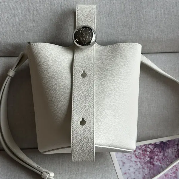 Loewe-羅意威 Pebble Bucket 系列 柔白色迷你柔軟粒面牛皮革斜挎水桶手袋 18 Loewe-羅意威 Pebble Bucket 系列 柔白色迷你柔軟粒面牛皮革斜挎水桶手袋