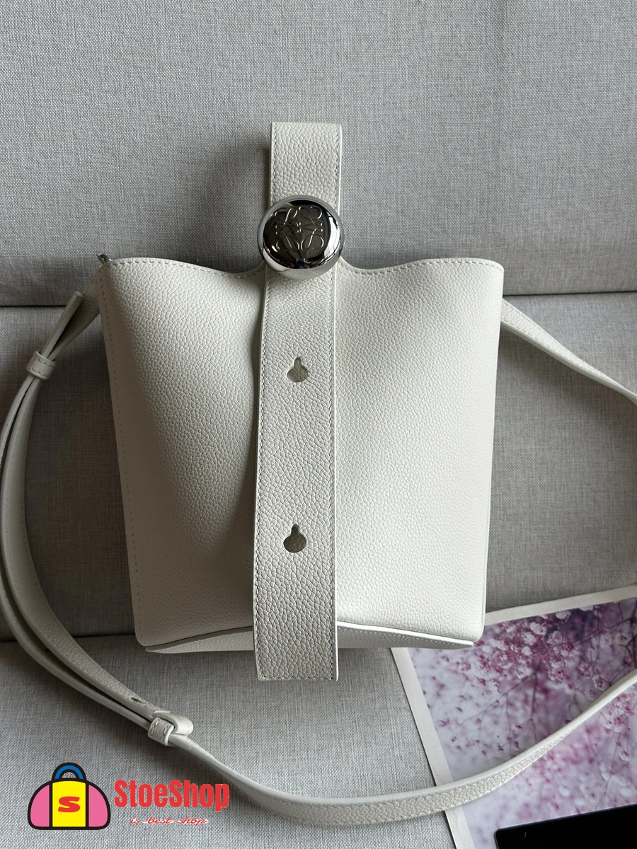Loewe-羅意威 Pebble Bucket 系列 柔白色迷你柔軟粒面牛皮革斜挎水桶手袋 9 Loewe-羅意威 Pebble Bucket 系列 柔白色迷你柔軟粒面牛皮革斜挎水桶手袋
