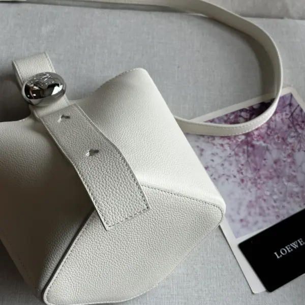 Loewe-羅意威 Pebble Bucket 系列 柔白色迷你柔軟粒面牛皮革斜挎水桶手袋 19 Loewe-羅意威 Pebble Bucket 系列 柔白色迷你柔軟粒面牛皮革斜挎水桶手袋