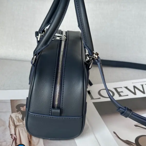 Loewe-羅意威 深海軍藍納帕牛皮革 Amazona Cropped 23 手拿包