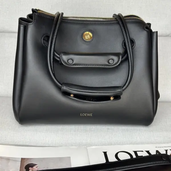 Loewe-羅意威 黑色大號柔軟牛皮革 Madrid 手拿包