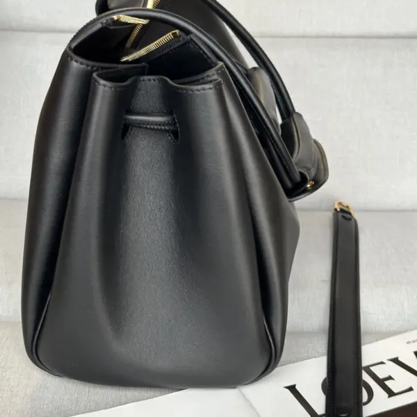 Loewe-羅意威 黑色大號柔軟牛皮革 Madrid 手拿包