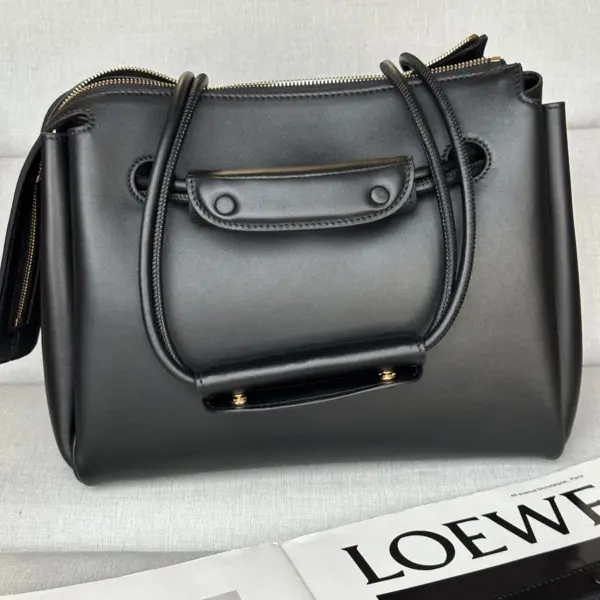 Loewe-羅意威 黑色大號柔軟牛皮革 Madrid 手拿包