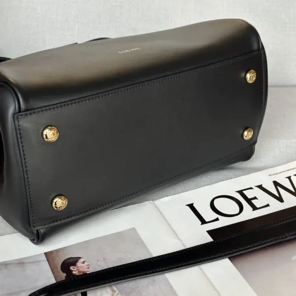 Loewe-羅意威 黑色大號柔軟牛皮革 Madrid 手拿包