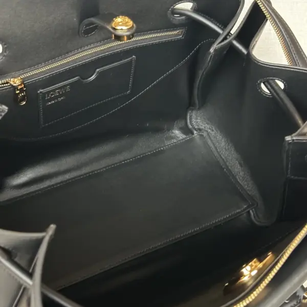 Loewe-羅意威 黑色大號柔軟牛皮革 Madrid 手拿包