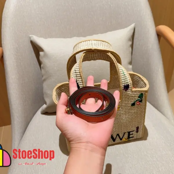 Loewe-羅意威 Font Tote 系列 自然色小號拉菲草斜挎包 18 Loewe-羅意威 Font Tote 系列 自然色小號拉菲草斜挎包