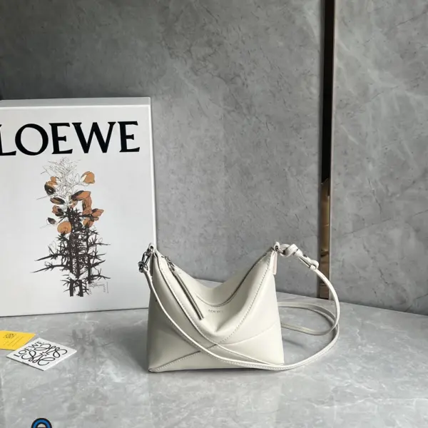 Loewe-羅意威 Puzzle Fold 系列 海鹽白亮面納帕牛皮革手拿包