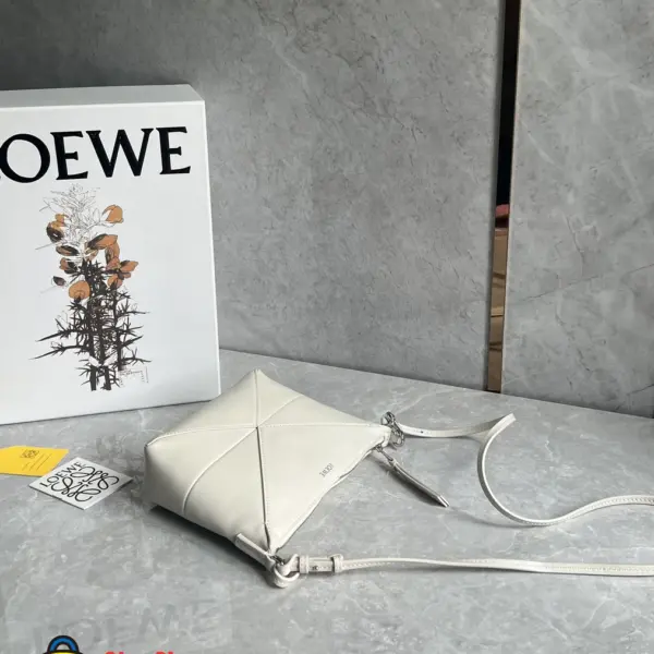 Loewe-羅意威 Puzzle Fold 系列 海鹽白亮面納帕牛皮革手拿包