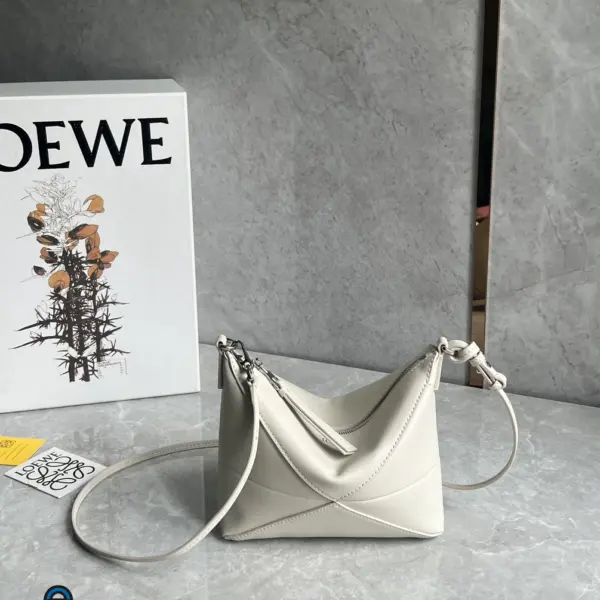 Loewe-羅意威 Puzzle Fold 系列 海鹽白亮面納帕牛皮革手拿包