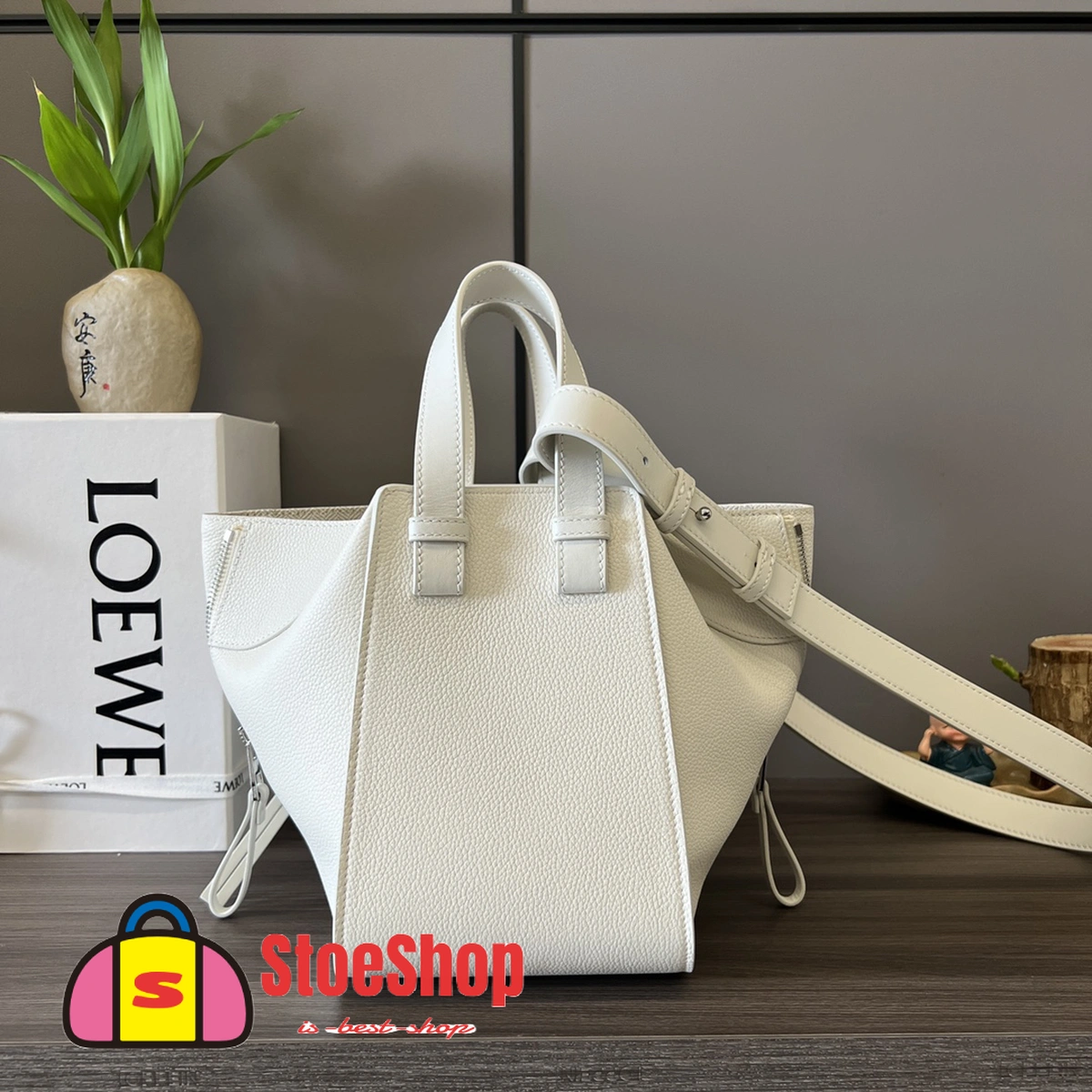 Loewe-羅意威 Hammock 系列 柔白色小號柔軟粒面牛皮革肩背包 4 Loewe-羅意威 Hammock 系列 柔白色小號柔軟粒面牛皮革肩背包