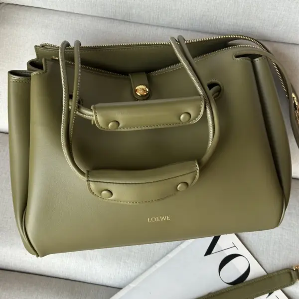 Loewe-羅意威 橄欖綠中號柔軟牛皮革 Madrid 手拿包