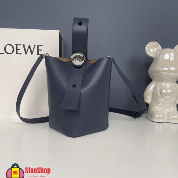 Loewe-羅意威 深邃藍中號光滑牛皮革 Pebble Bucket 肩背包
