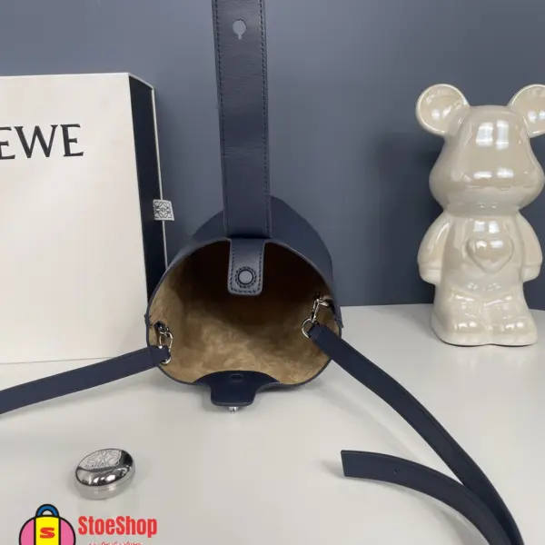 Loewe-羅意威 深邃藍中號光滑牛皮革 Pebble Bucket 肩背包